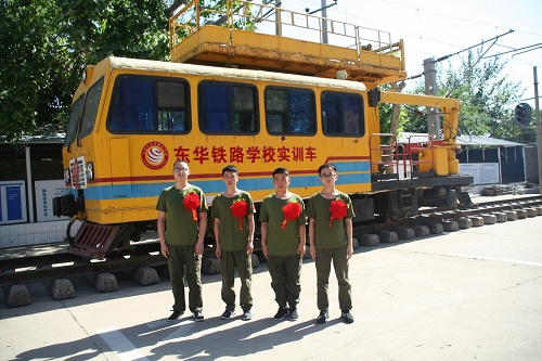 石家莊東華鐵路學(xué)校軌道車(chē)司機(jī).JPG